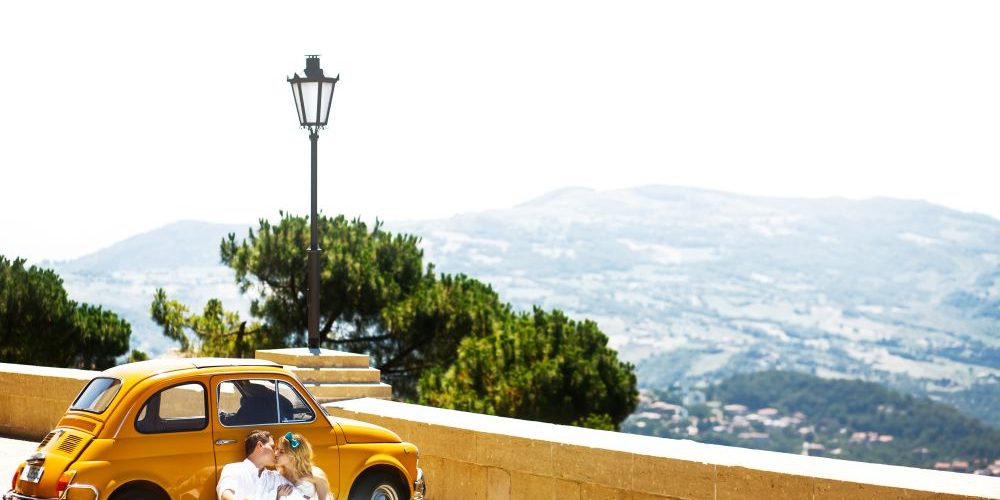 cuplu sarut italia masina