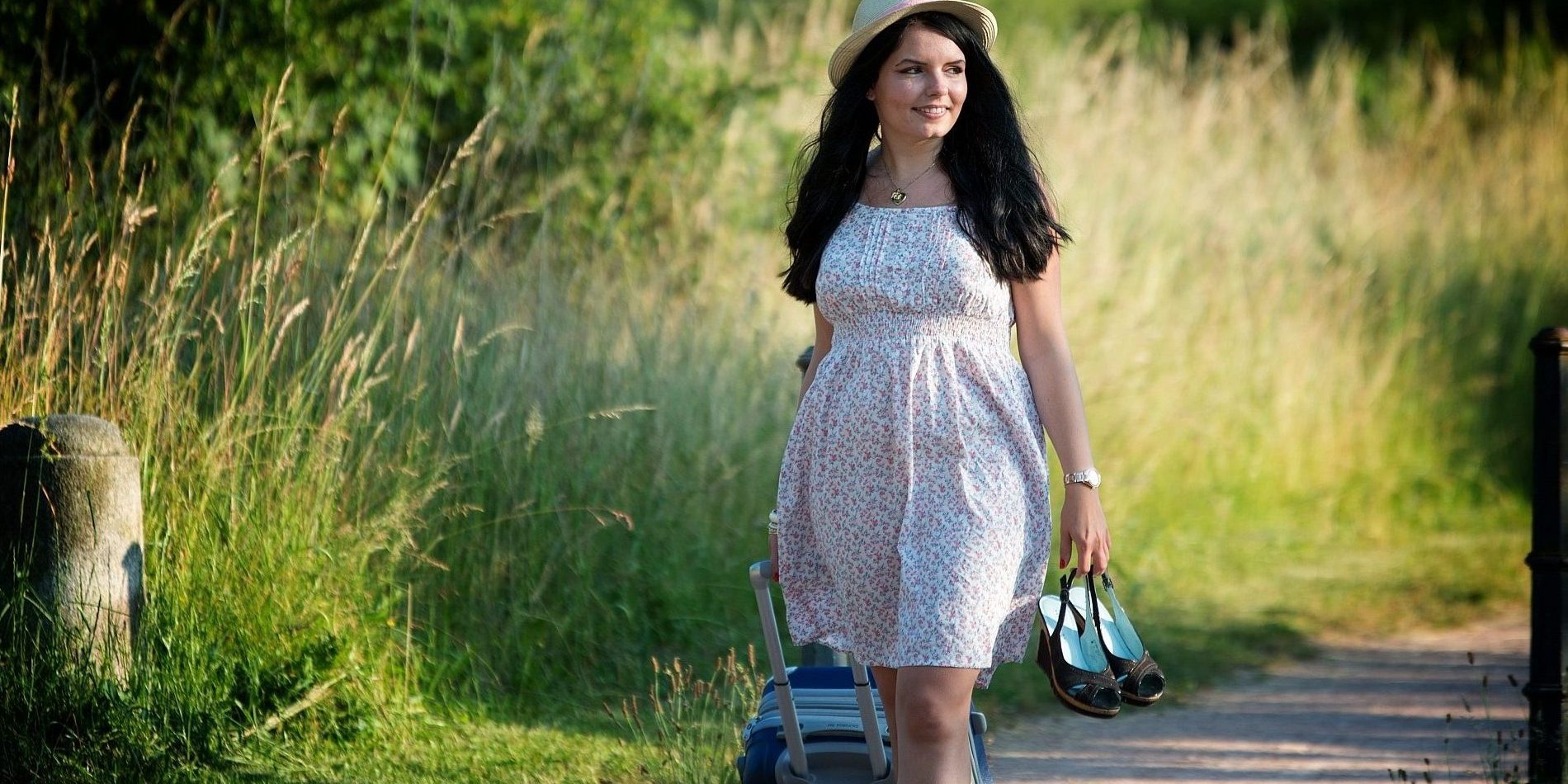 femeie bagaj calatorie singura