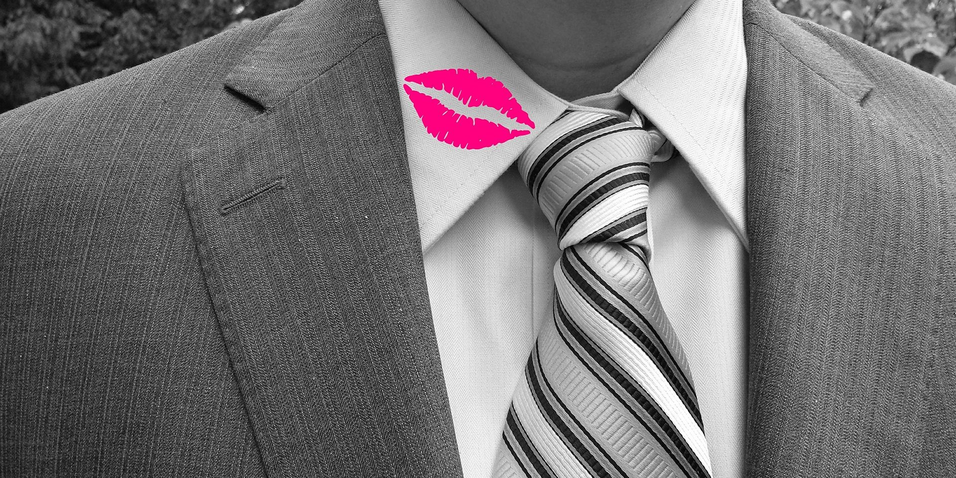 infidelitate sarut camasa ruj buze