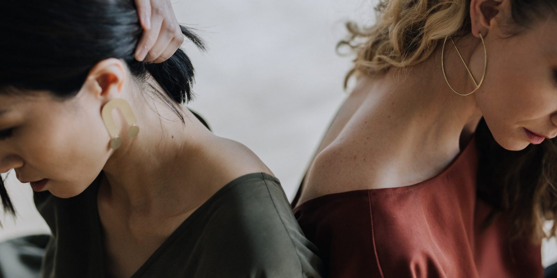 prietenie fete femei invidie