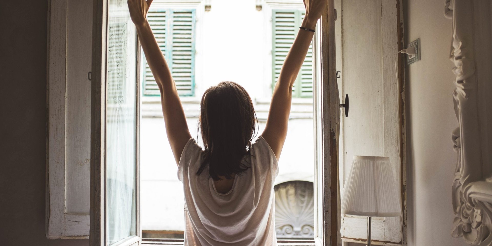 femeie fereastra desteptarea