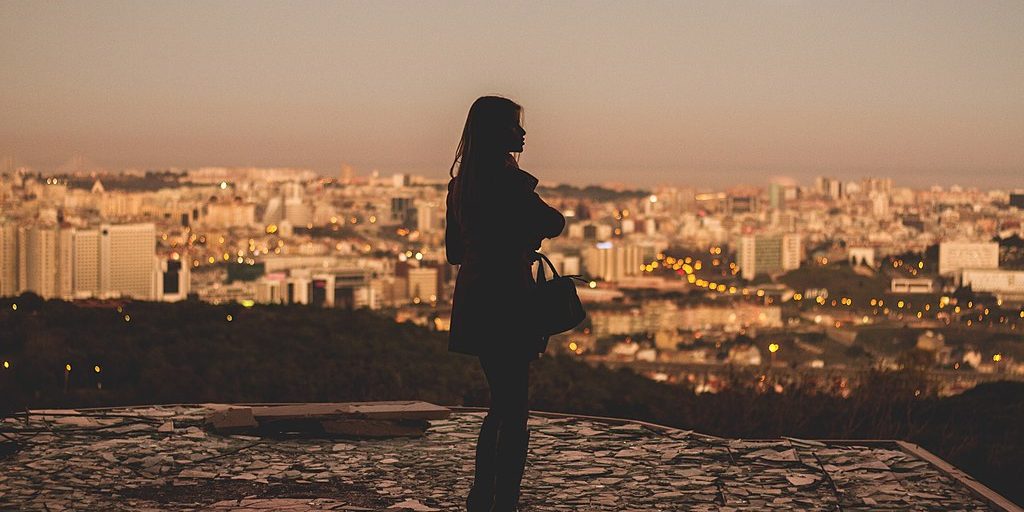 femeie oras apus panorama