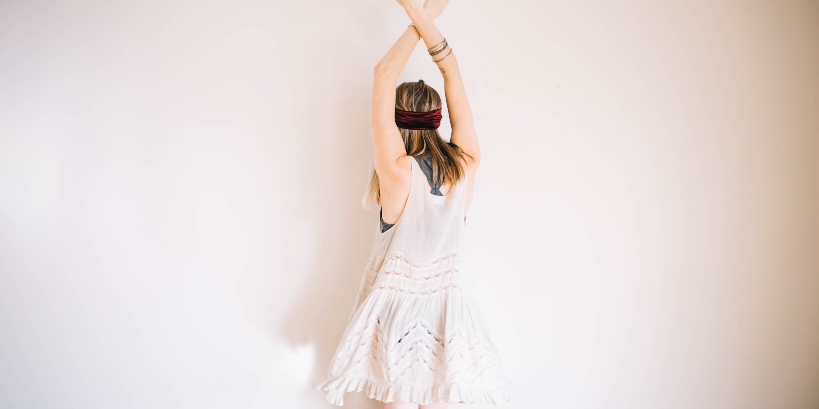 OL fata cu spatele îmbracata in rochie