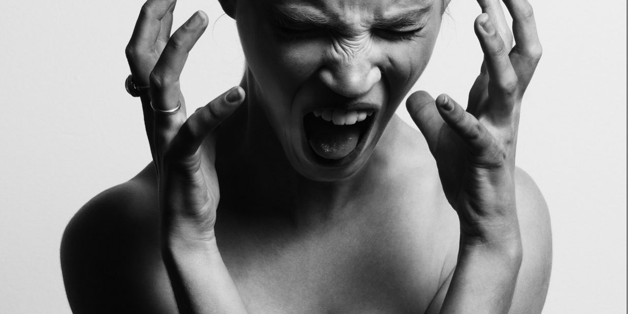 O femeie care tipa (alb-negru)