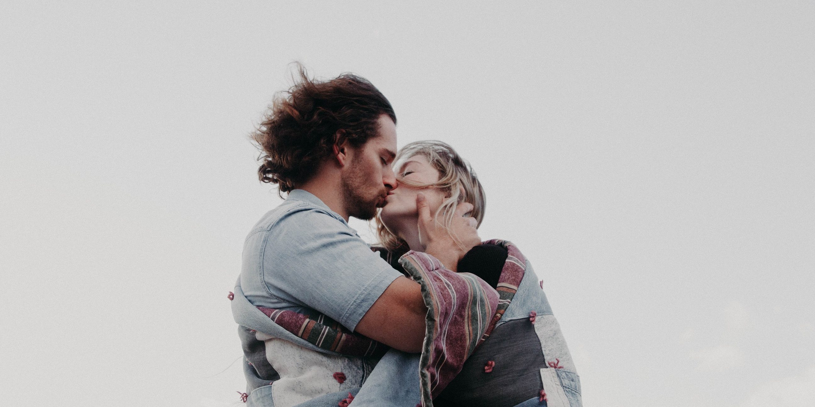 Doi tineri indragostiti se saruta