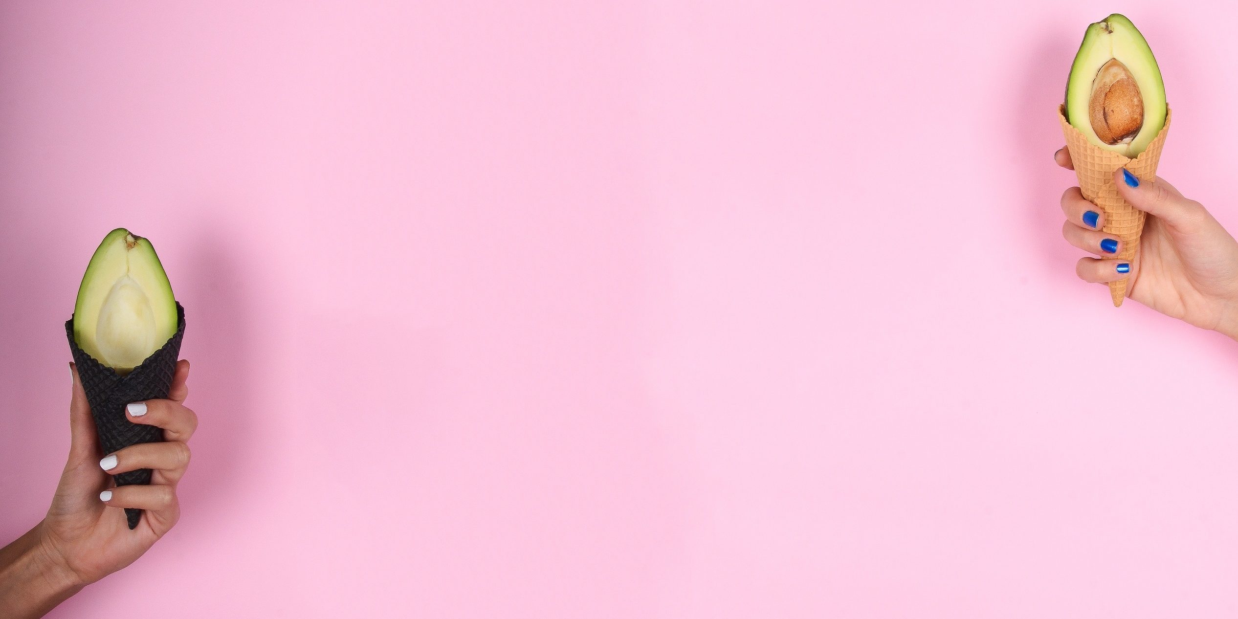 Doua jumatati de avocado in conuri de inghetata