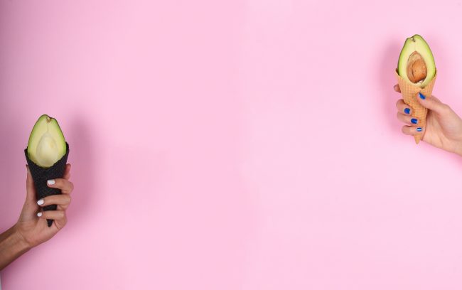 Doua jumatati de avocado in conuri de inghetata