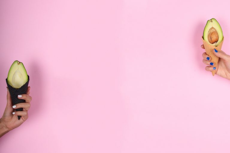 Doua jumatati de avocado in conuri de inghetata