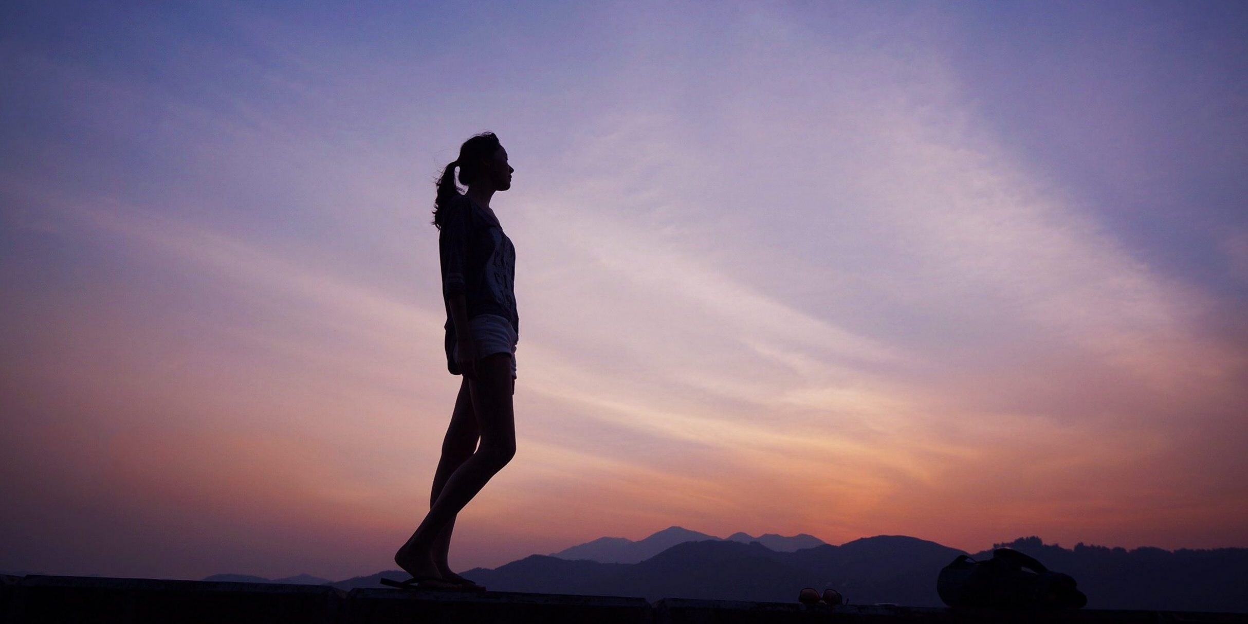 femeie fata apus Femeie sta in picioare sub cer in apus