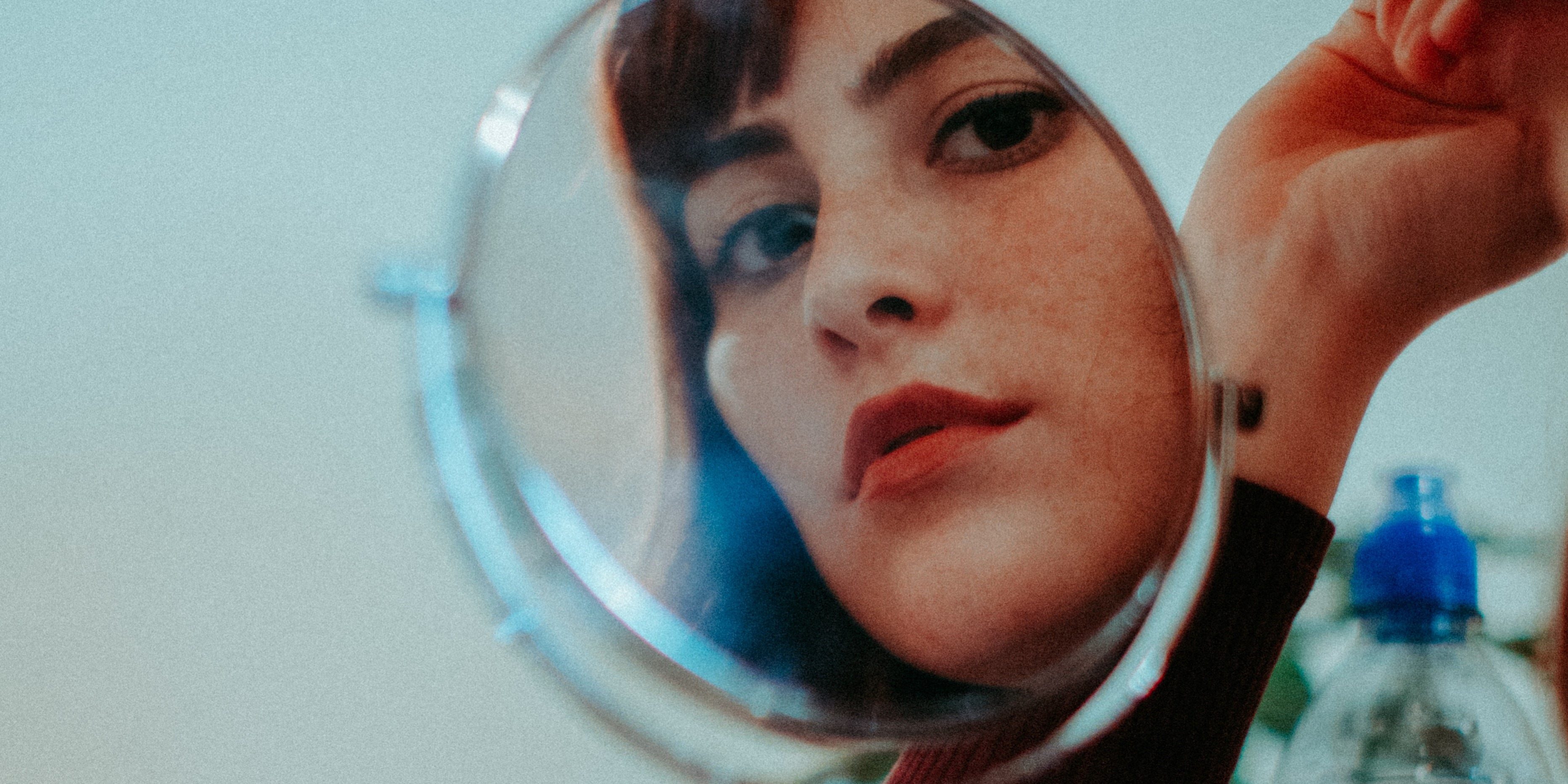 femeie fata oglinda riduri