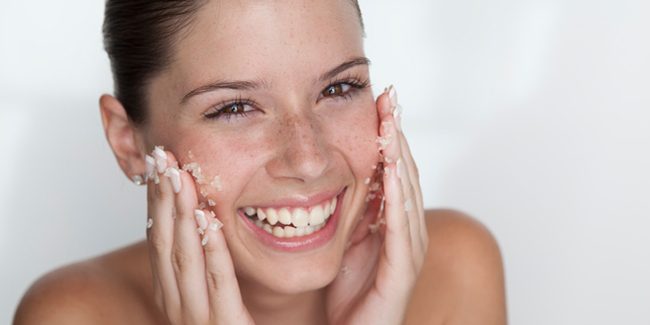 Femeie care freacă zahăr de față