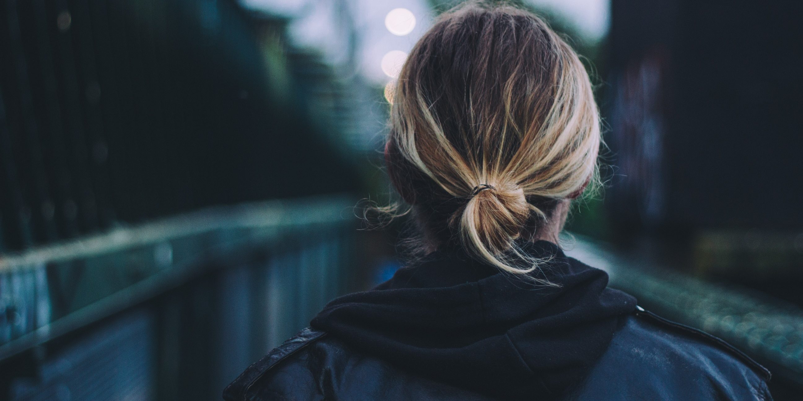 femeie, cu spatele, regrete