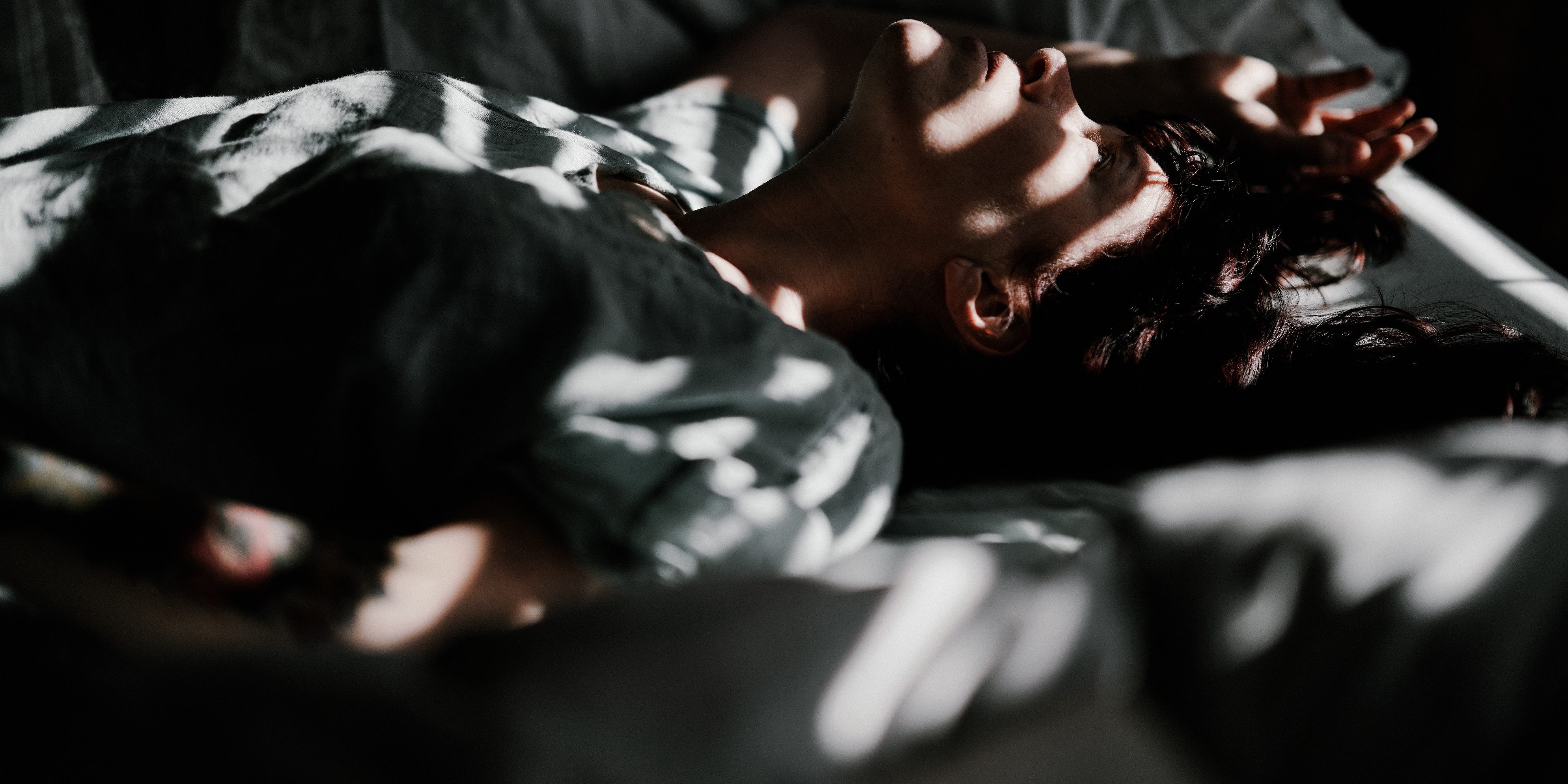 femeie, pat, anxietate