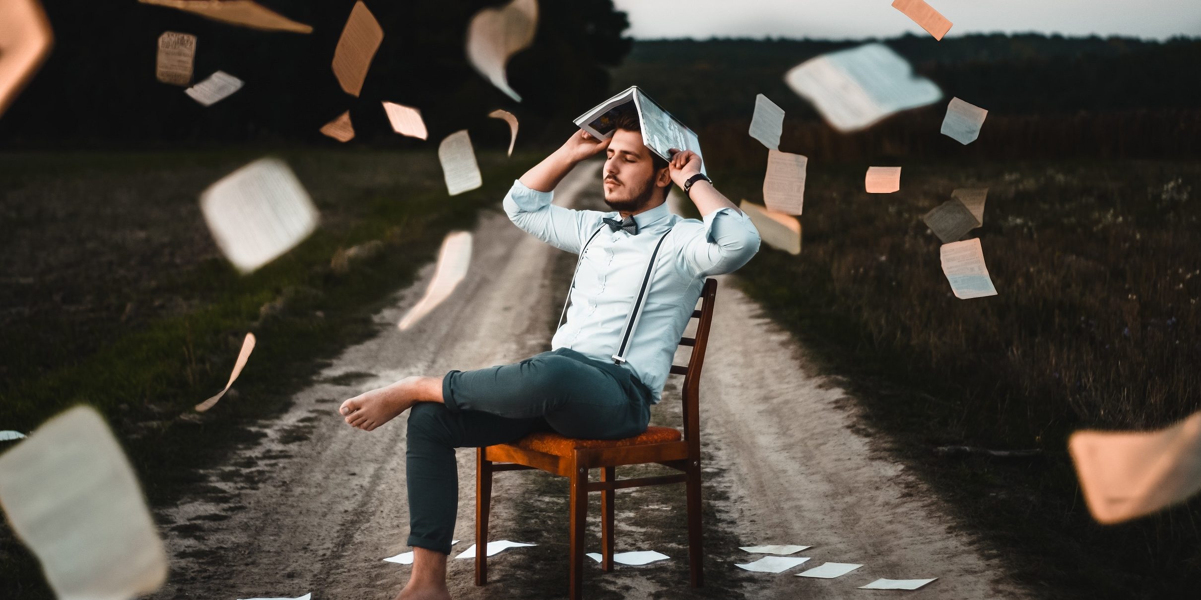 invatare, barbat, carti aruncate