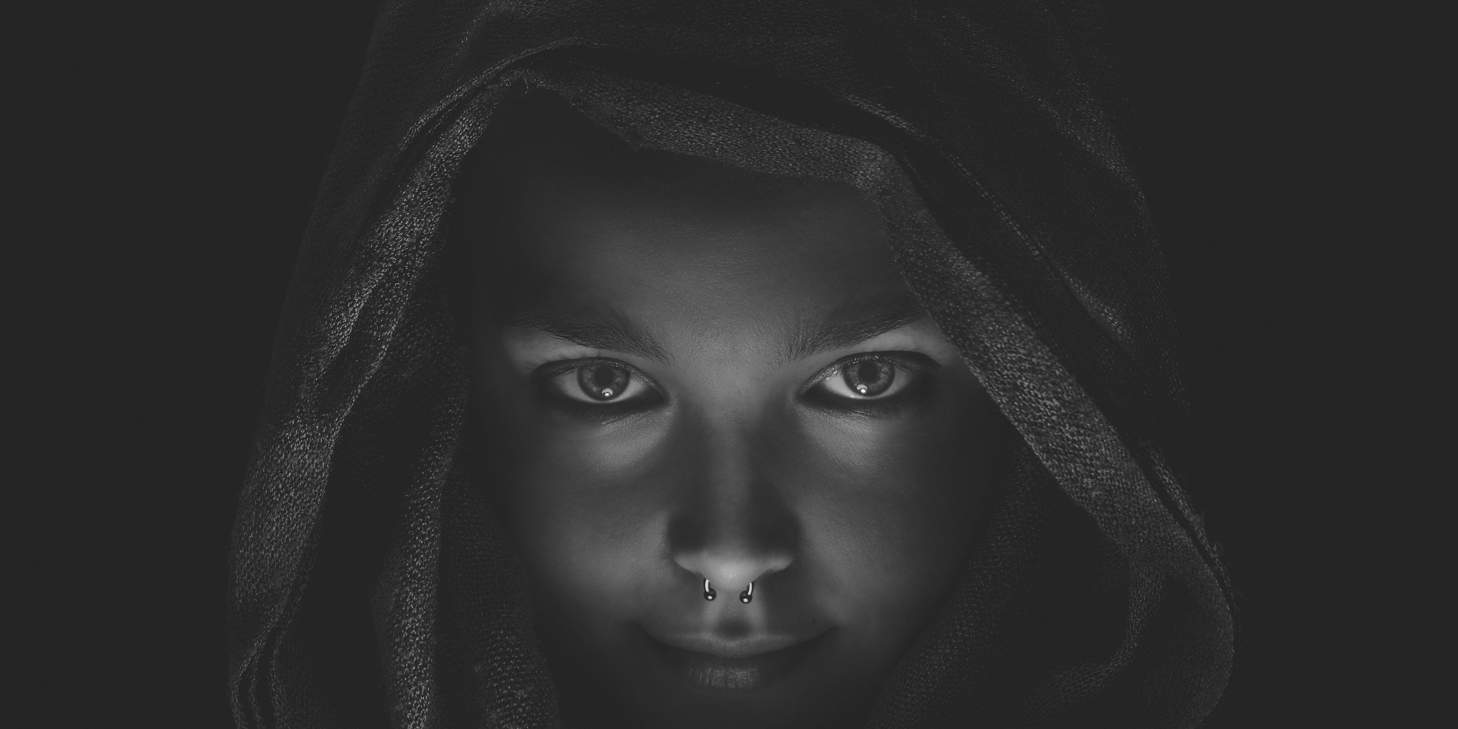 alb negru, fata, cercel in nas