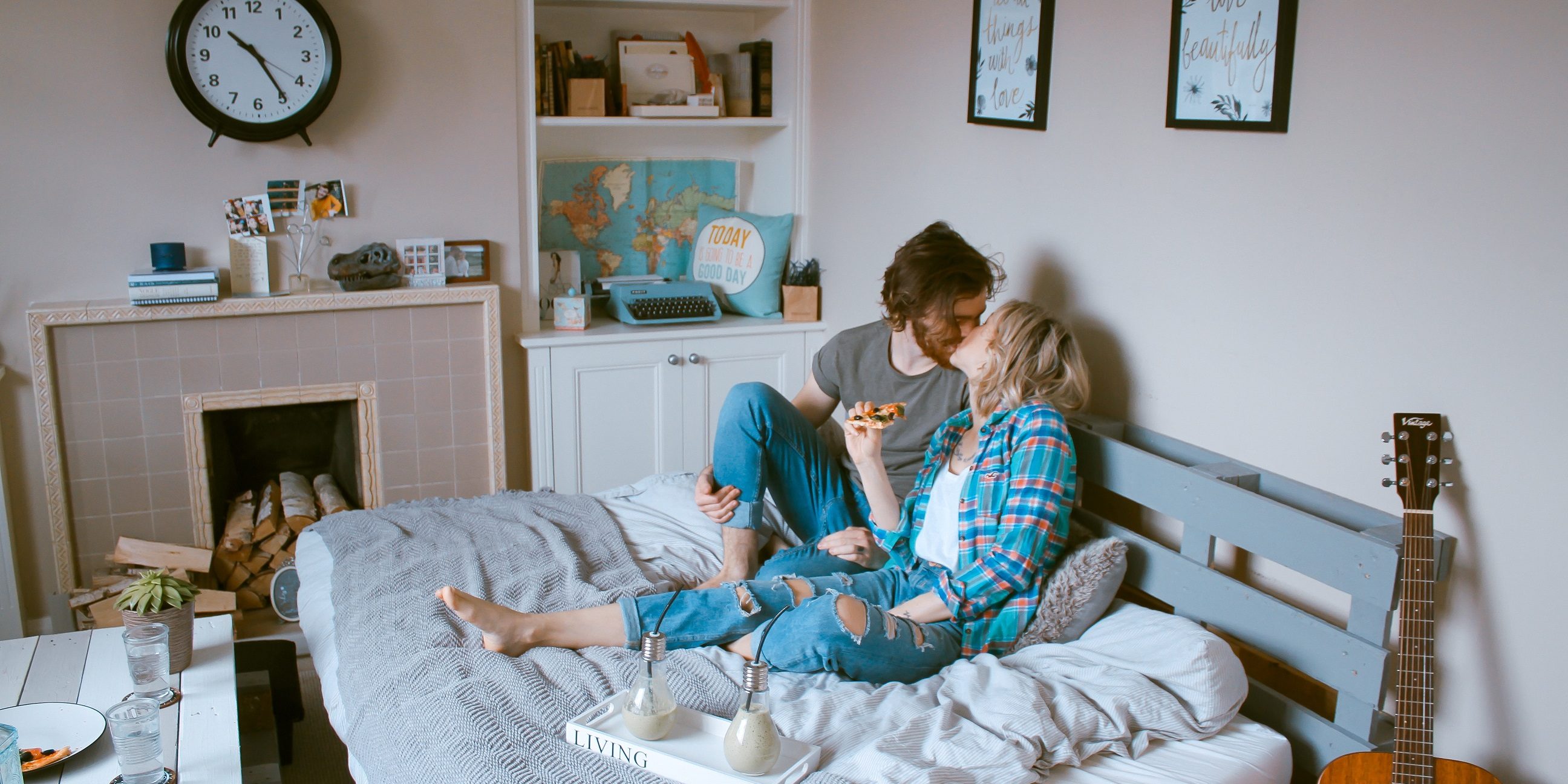 cuplu, dragoste, sarut, pat, chitara