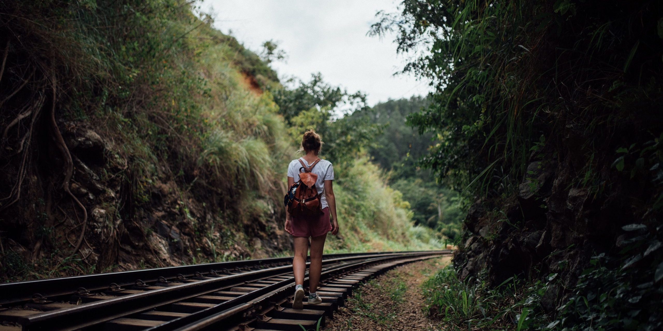 femeie, singura, cautare, plimbare, tren, sina