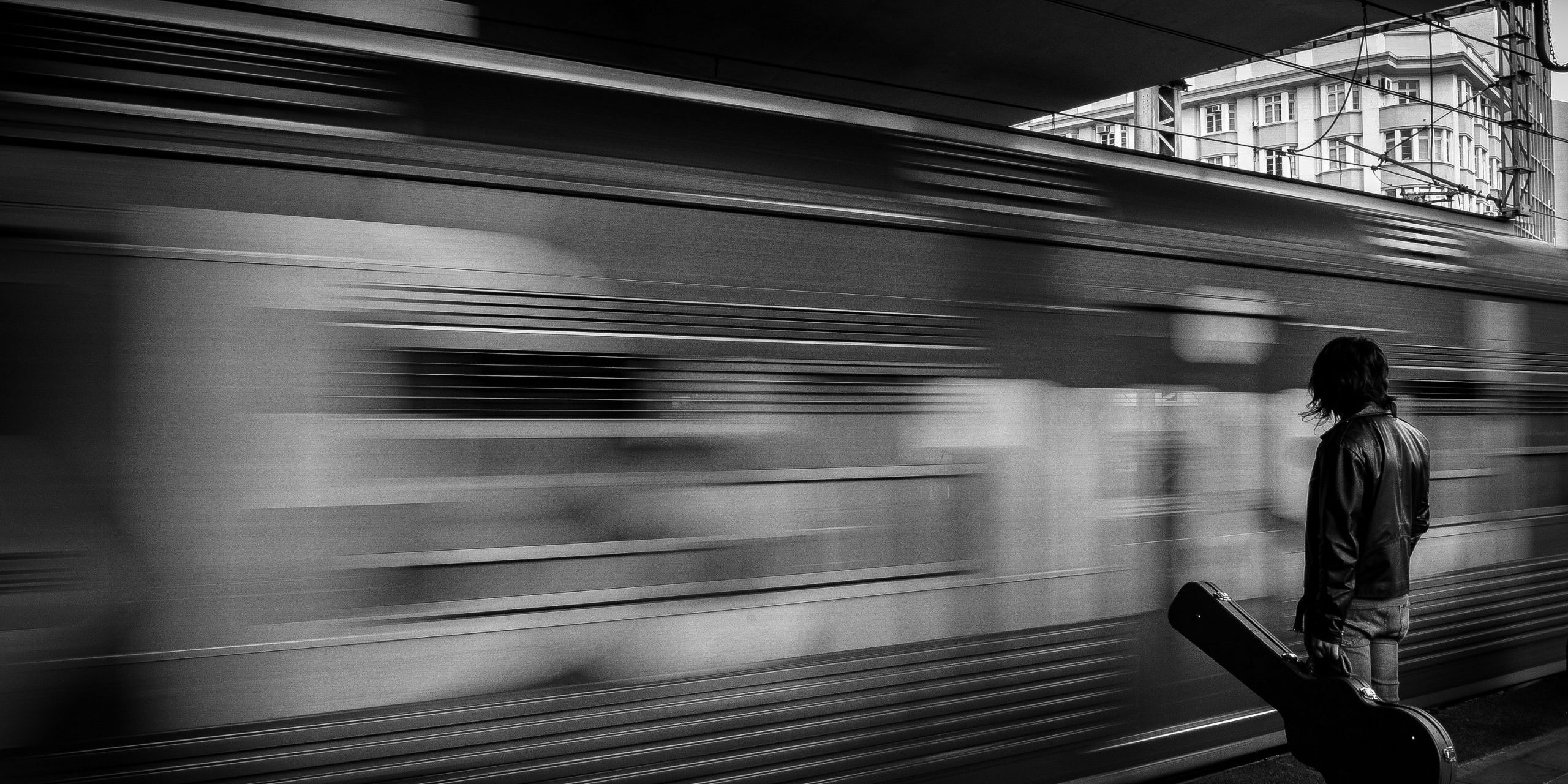 alb negru, tren, chitara, barbat