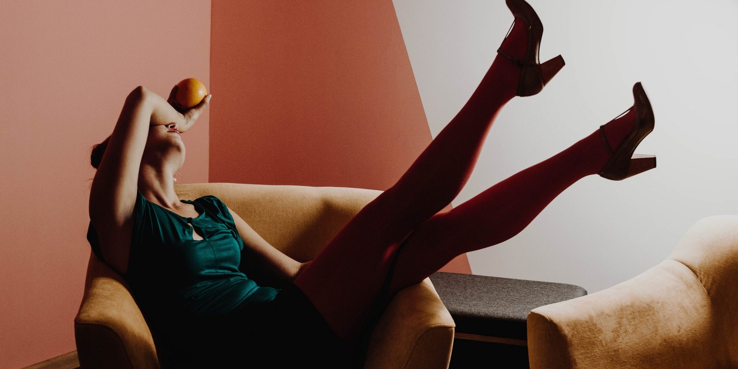 femeie, fotoliu, picioare