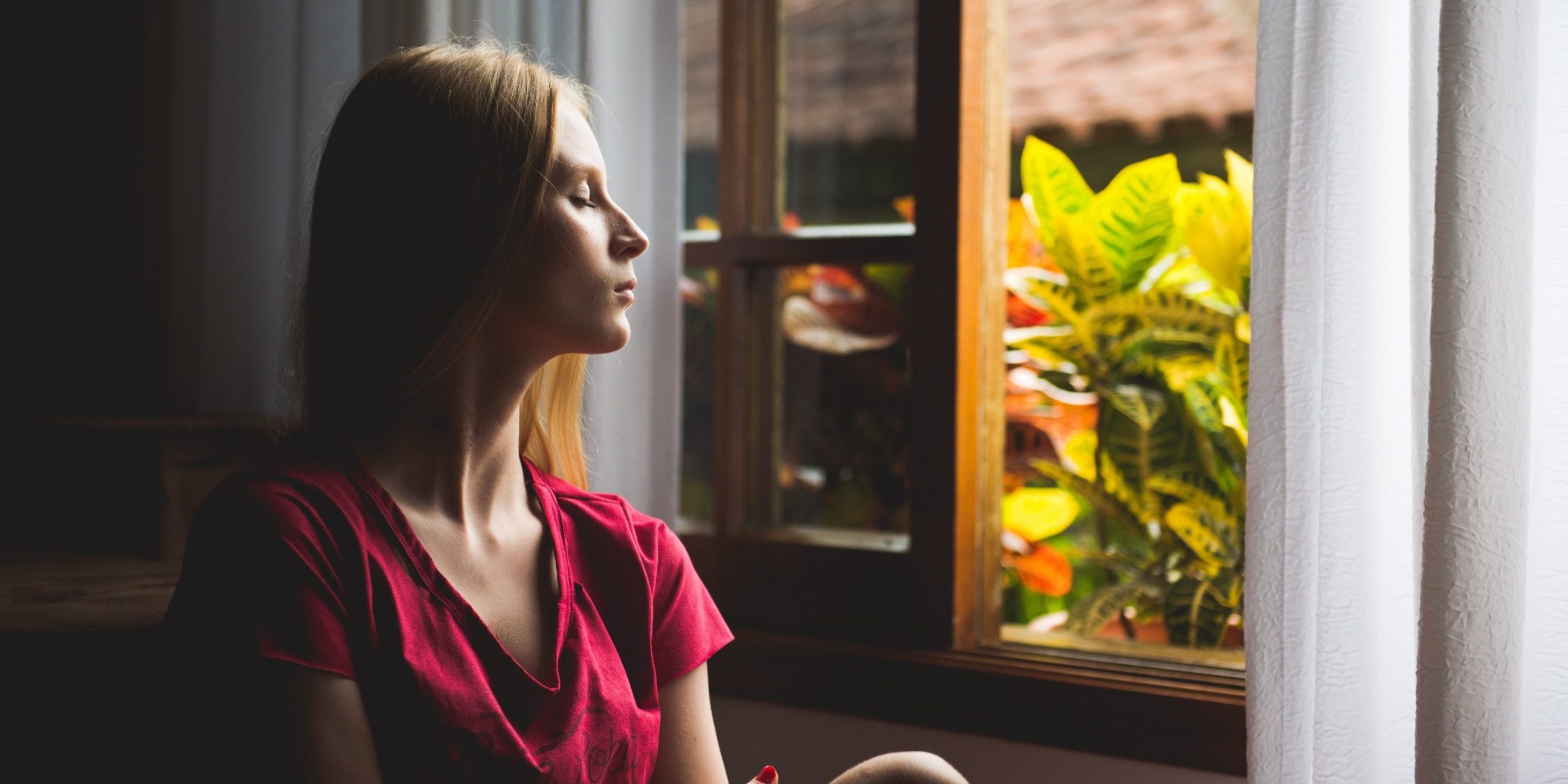 femeie, fereastra, respiratie, calm