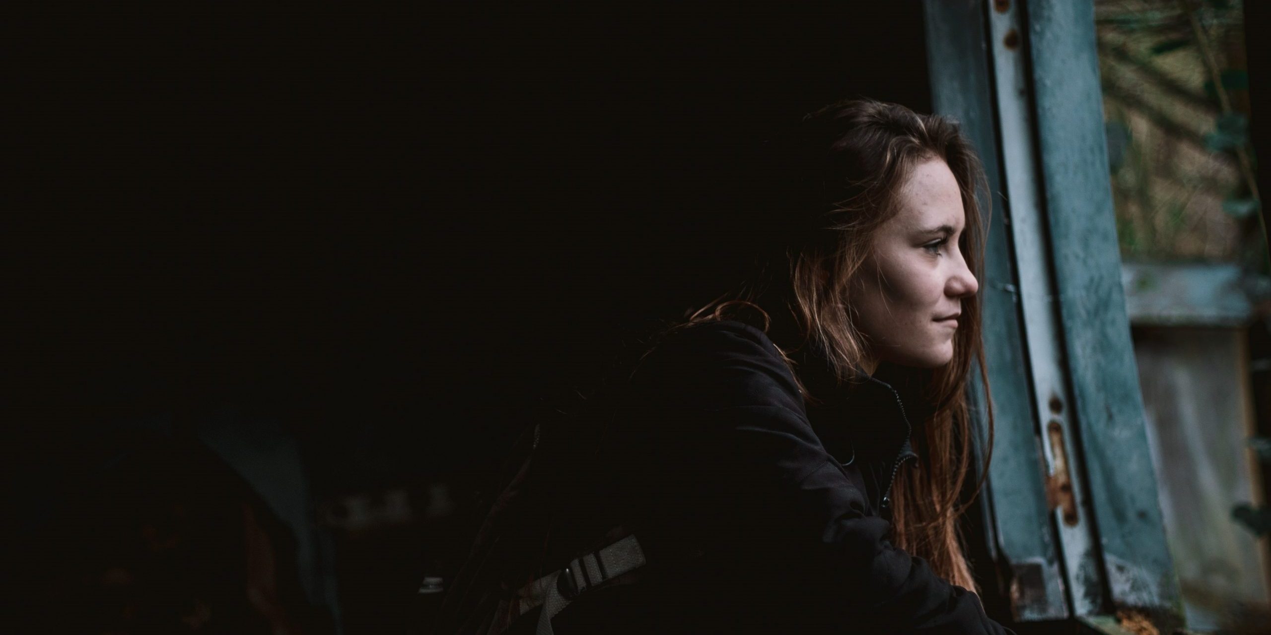 femeie, fereastra, ganditoare