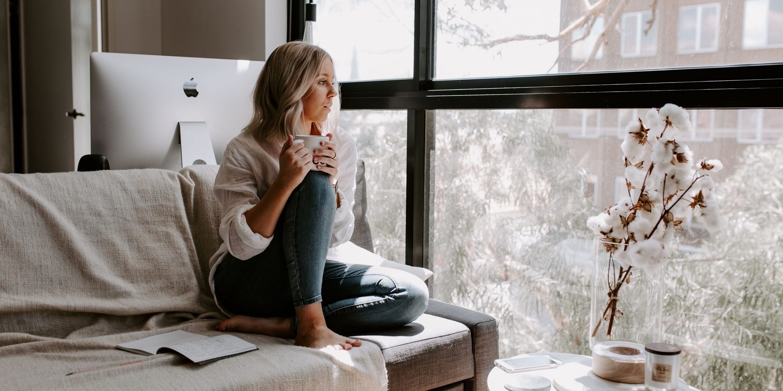 femeie, izolarem fereastra, singura, canapea, cana