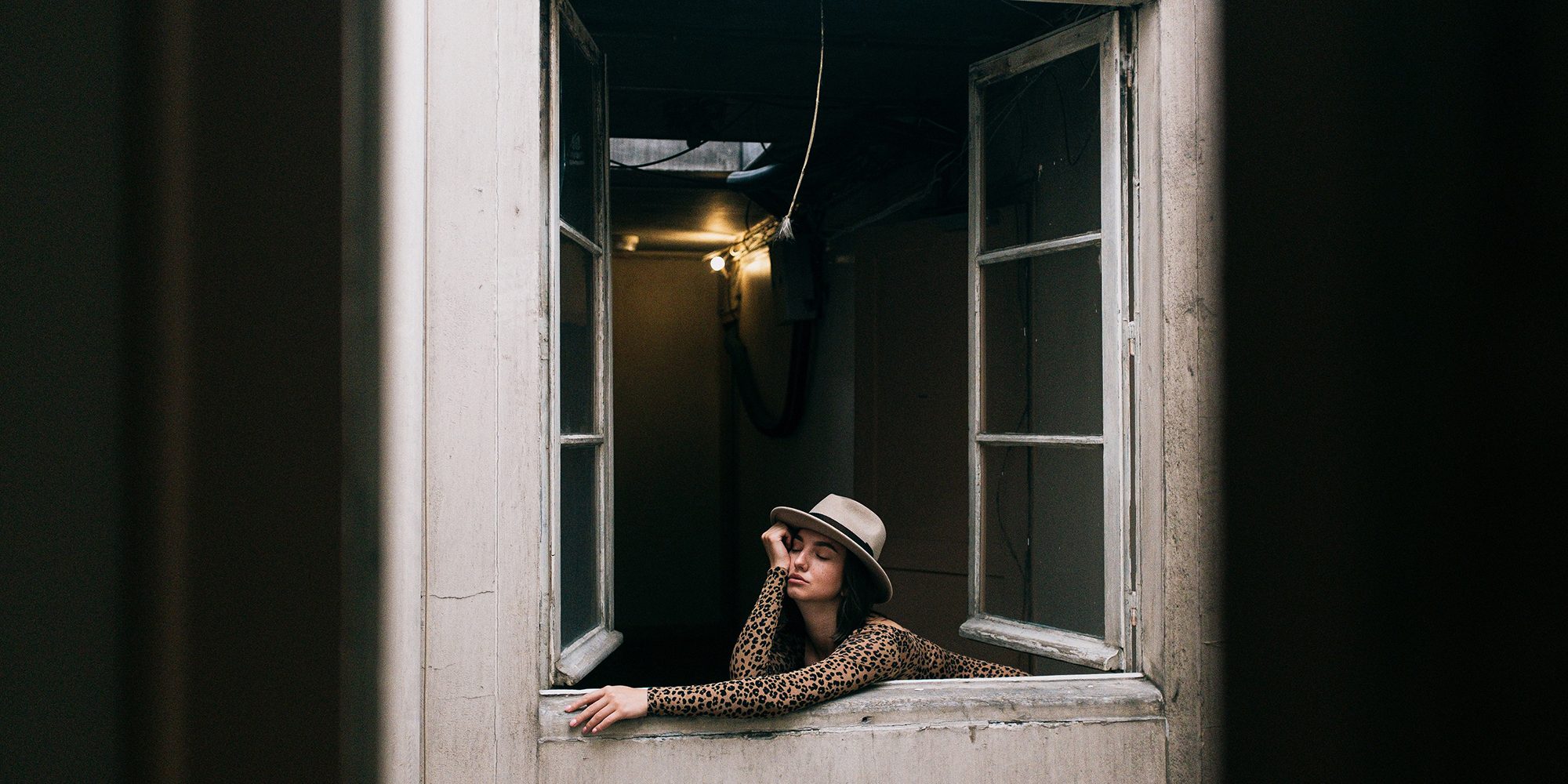 femeie, fereastra, izolare, carantina