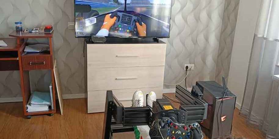 Atunci-cand-nu-e-la-etape-Andrei-Duna-se-pregateste-pe-simulatorul-din-camera-sa-bun