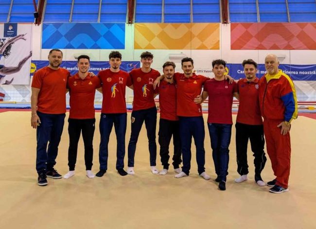 Serban-Cotirlan-al-patrulea-de-la-stanga-la-dreapta-cu-lotul-national-la-Izvorani