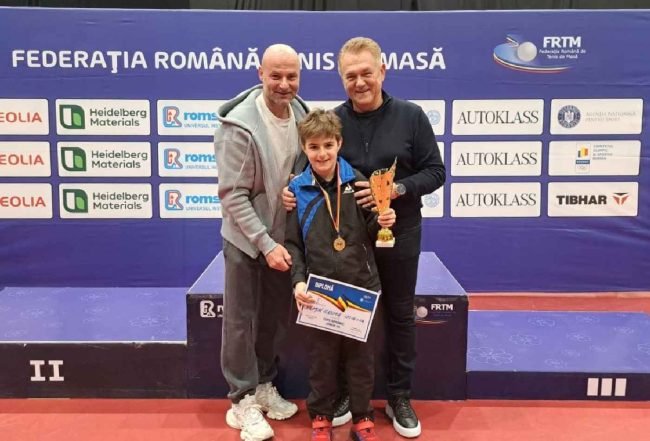 Vladimir-Filimon-cu-tatal-Andrei-Filimon-si-bunicul-Cristinel-Romanescu-FOTO-FRTM