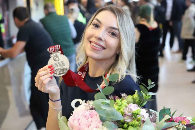 Bernadette-Szocs-cu-medalia-de-argint-de-la-Mondiale-FOTO-Facebook-Steaua-Bucuresti