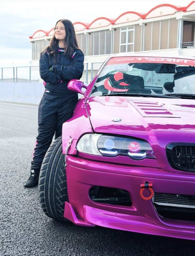 Adelina-e-cea-mai-fericita-cand-urca-la-volanul-masinii-de-concurs