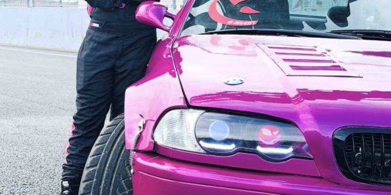 Adelina-e-cea-mai-fericita-cand-urca-la-volanul-masinii-de-concurs