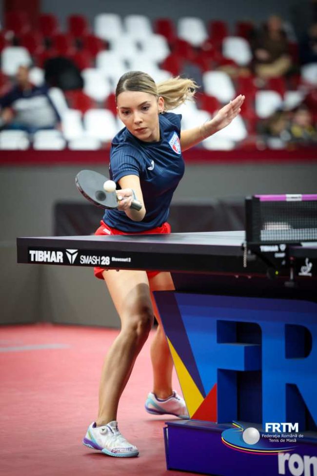 Bernadette-Szocs-a-purtat-tenisi-cu-pietre-sclipitoare-in-varf